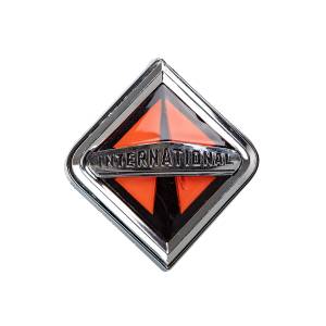 GENERICA - GENERICA-LEN0898-EMBLEMA INTERNATIONAL 9200/9400 PARA PARRILLA PLASTICO CROMADA PIEZA