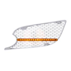 UNITED PACIFIC - 41777 - REJILLA DE ENTRADA DE AIRE CROMADA CON LUZ LED REFLECTORA PARA PETERBILT 579 (CONDUCTOR) 2012-2021 - LED ÁMBAR/LENTE ÁMBAR
