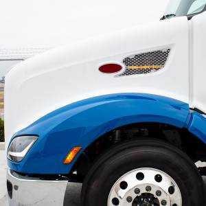 UNITED PACIFIC - UNITED PACIFIC - 41778 - REJILLA DE ENTRADA DE AIRE CROMADA CON LUZ LED REFLECTORA PARA PETERBILT 579 (CONDUCTOR) 2012-2021 - LED ÁMBAR/LENTE TRANSPARENTE - Image 6