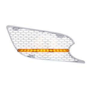 UNITED PACIFIC - 41781 - REJILLA DE ENTRADA DE AIRE CROMADA CON LUZ LED PARA PETERBILT 579 (PASAJERO) 2012-2021 - LED ÁMBAR/LENTE ÁMBAR