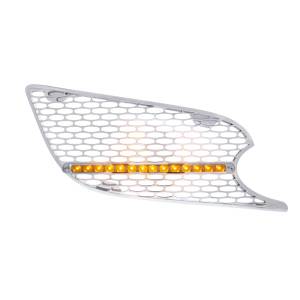 UNITED PACIFIC - 41782 - REJILLA DE ENTRADA DE AIRE CROMADA CON LUZ LED PARA PETERBILT 579 (PASAJERO) 2012-2021 - LED ÁMBAR/LENTE TRANSPARENTE