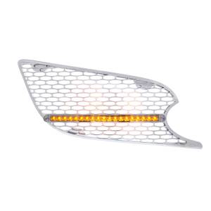 UNITED PACIFIC - 41784 - REJILLA DE ENTRADA DE AIRE CROMADA CON LUZ LED REFLECTORA PARA PETERBILT 579 (PASAJERO) 2012-2021 - LED ÁMBAR/LENTE TRANSPARENTE
