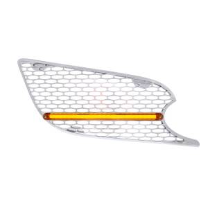 UNITED PACIFIC - 41785 - REJILLA DE ENTRADA DE AIRE CROMADA CON LUZ LED GLOLIGHT PARA PETERBILT 579 (PASAJERO) 2012-2021 - LED ÁMBAR/LENTE ÁMBAR