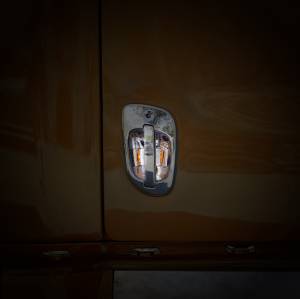 UNITED PACIFIC - UNITED PACIFIC - 42490 - CUBIERTA DE MANIJA DE PUERTA CROMADA CON 6 LED ÁMBAR PARA FREIGHTLINER CASCADIA 2008-2017 - PASAJERO - Image 8
