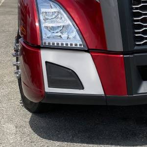 UNITED PACIFIC - UNITED PACIFIC - 42505 - CUBIERTA DE AGUJERO DE LUZ ANTINIEBLA DE PARACHOQUES ABS PLATA SATINADA PARA VOLVO VNL 2018-2024 - PASAJERO - Image 7