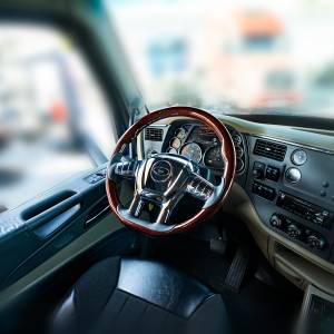UNITED PACIFIC - UNITED PACIFIC - 88189 - VOLANTE DE MADERA YOURGRIP DE 18" PARA PETERBILT 579 2012-2021 Y KENWORTH T680 2013-2021 - Image 15