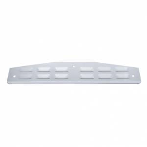 UNITED PACIFIC - 10428 - PLACA DE GUARDABARROS INFERIOR CON PERSIANAS CROMADA DE 4" X 24" CON BORDE - PERNO PASANTE