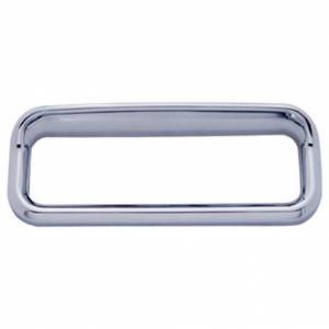 UNITED PACIFIC - 20596 - BISEL CROMADO PARA EMBLEMA DE GUANTERA FREIGHTLINER DE 3" X 13/16"