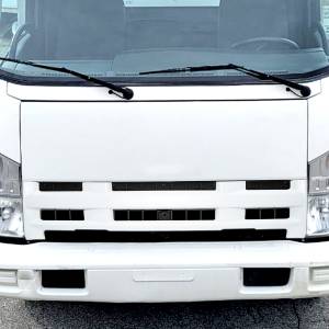 UNITED PACIFIC - UNITED PACIFIC - 21626 - CONJUNTO DE PANEL FRONTAL DE ACERO NEGRO PARA ISUZU NPR 2008-2024 (ELF 200/300) - Image 7