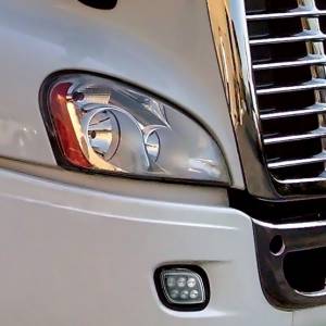 UNITED PACIFIC - UNITED PACIFIC - 31098 - LUZ ANTINIEBLA DE 6 LED PARA FREIGHTLINER CASCADIA 2008-2017 - CONDUCTOR - SERIE DE COMPETENCIA - Image 4