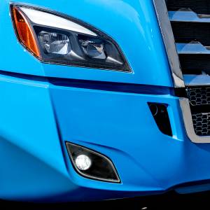 UNITED PACIFIC - UNITED PACIFIC - 32903 - LUZ ANTINIEBLA LED ÚNICA NEGRA PARA FREIGHTLINER CASCADIA 2018-2024 - PASAJERO - SERIE DE COMPETENCIA - Image 5