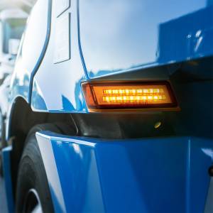 UNITED PACIFIC - UNITED PACIFIC - 36000 - LUZ DE SEÑAL DE GIRO SECUENCIAL DE 35 LED PARA FREIGHTLINER CASCADIA 2018-2024 - CONDUCTOR - LED ÁMBAR/LENTE ÁMBAR - Image 9