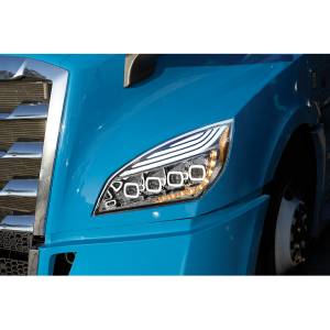 UNITED PACIFIC - UNITED PACIFIC - 36724 - FARO CROMADO DE QUAD-LED CON LED DRL Y SEQ. SEÑAL PARA FREIGHTLINER CASCADIA 2018-2024 - CONDUCTOR - Image 6